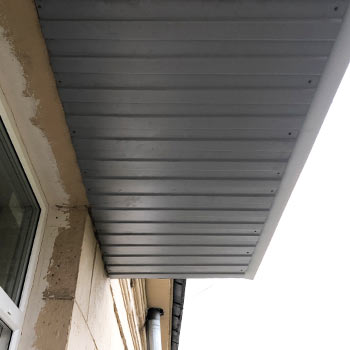 отделка потолка балкона профнастилом