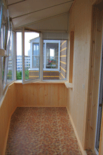 отделка балкона деревянной вагонкой, настил пола плитка